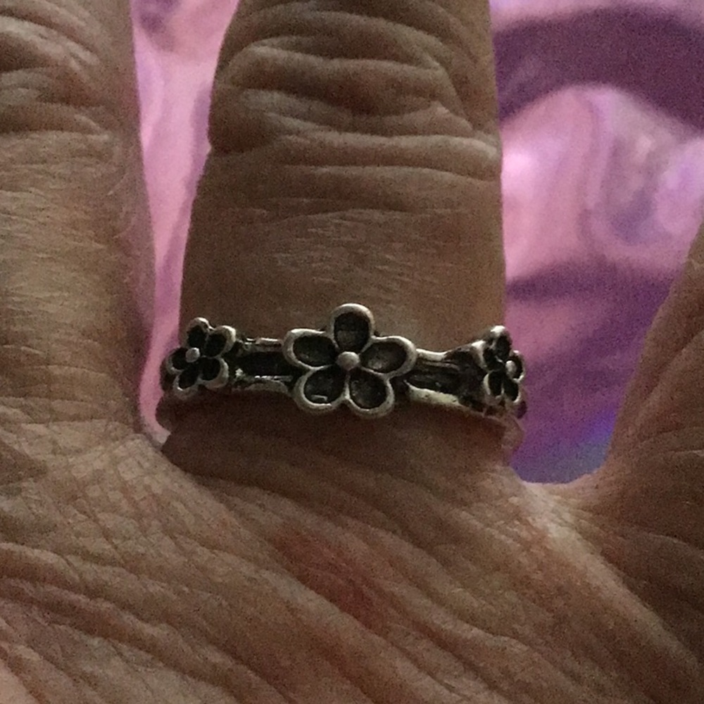 New, silver ring with dark daisies x 3, sz 6.5 ANY 5 RINGS FOR $5  YOUR CHOICE